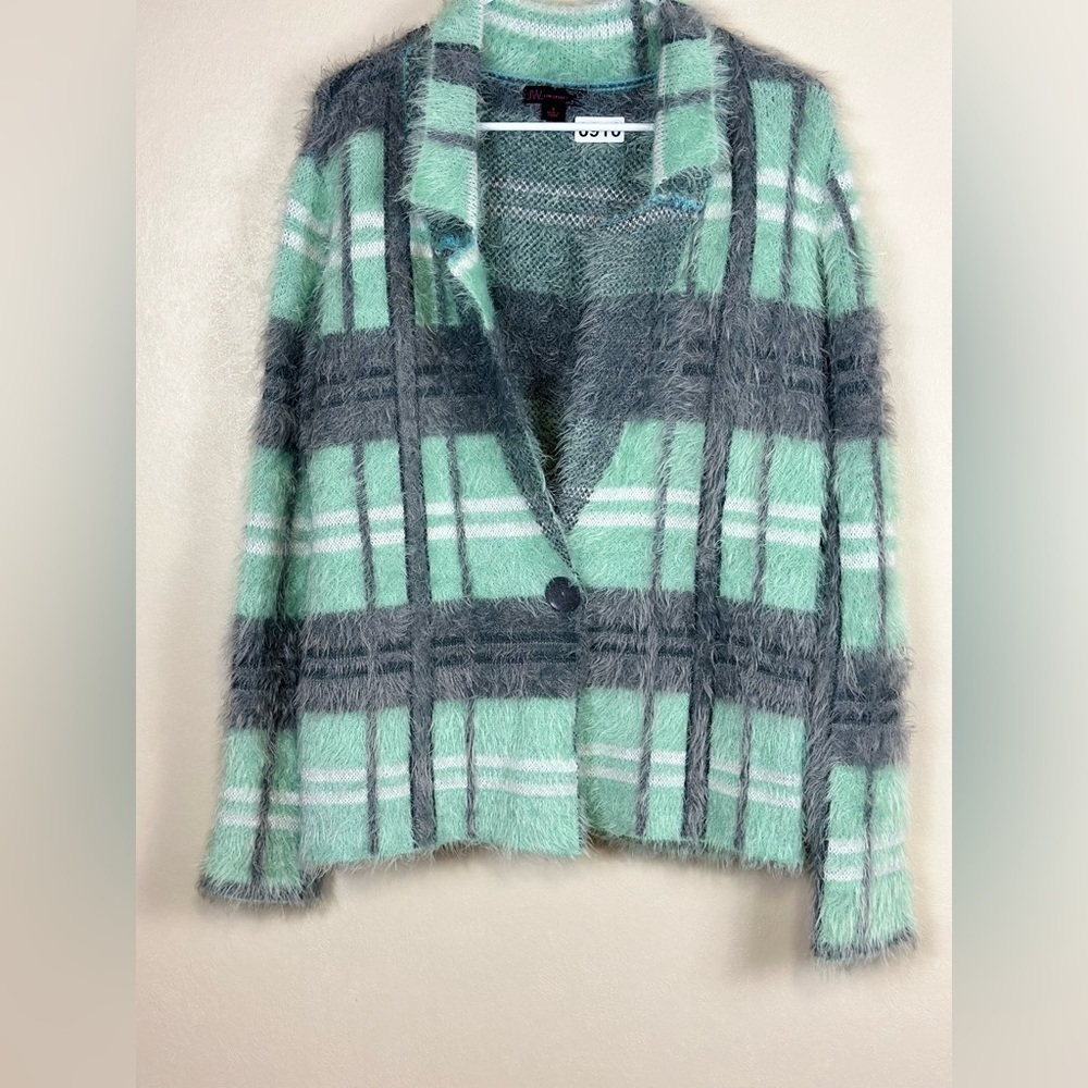 JW style p2p-20” length 24” super soft material fuzzy size small. Are medium